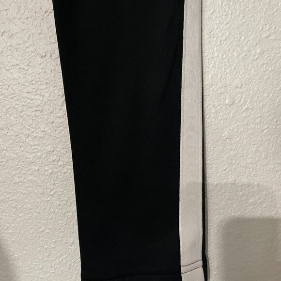 Under Armour Fortitude Loose Fit Black Long Sleeve. Medium. - Picture 8 of 8